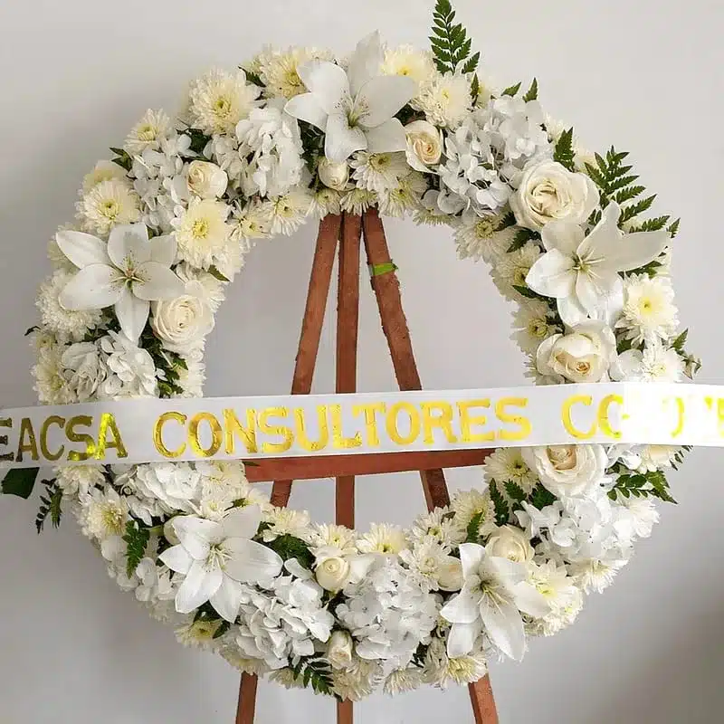 Ramo de flores tipo corona, para funeral. Floristería Exotic Flowers Bucaramanga.