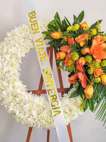 Ramo de flores tipo corona, para funeral. Floristería Exotic Flowers Bucaramanga.