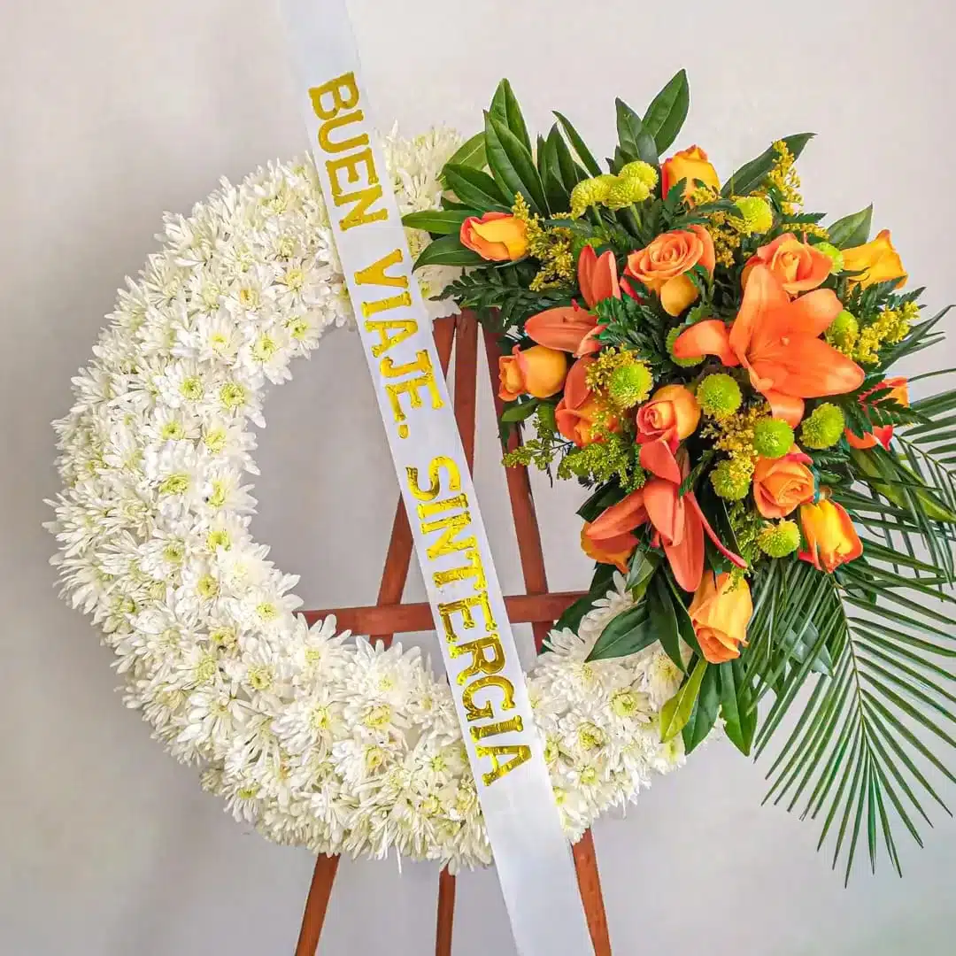 Ramo de flores tipo corona, para funeral. Floristería Exotic Flowers Bucaramanga.