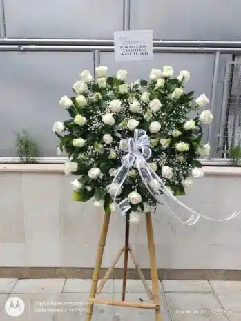 ramo de flores tipo corona, para funeral. Floristería Exotic Flowers Bucaramanga.