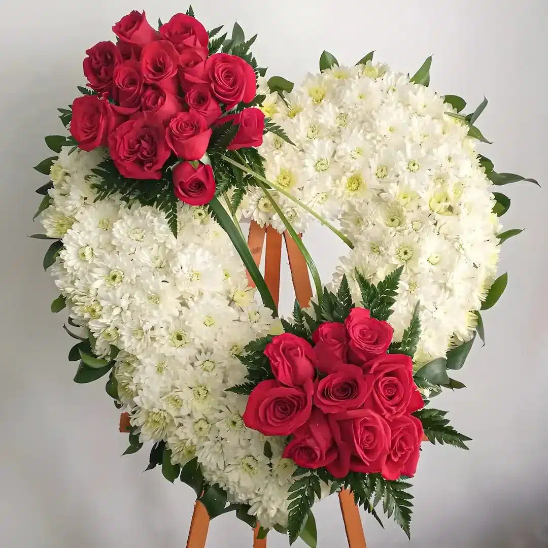 Ramo de flores tipo corona, para funeral. Floristería Exotic Flowers Bucaramanga.