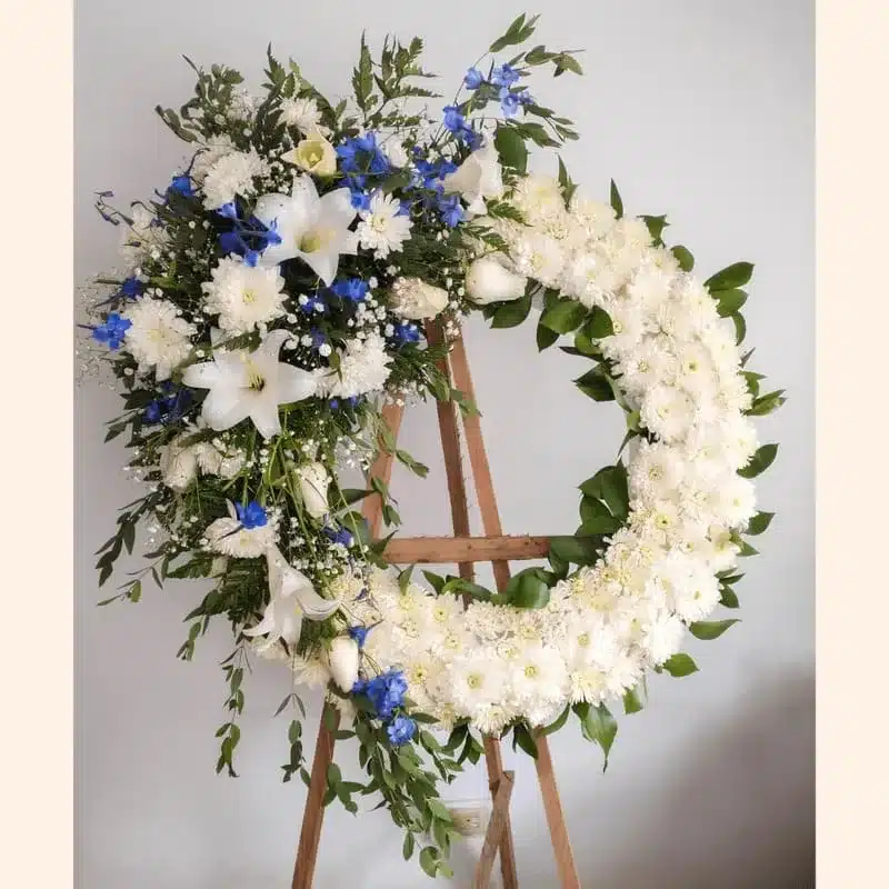 Ramo de flores tipo corona, para funeral. Floristería Exotic Flowers Bucaramanga.