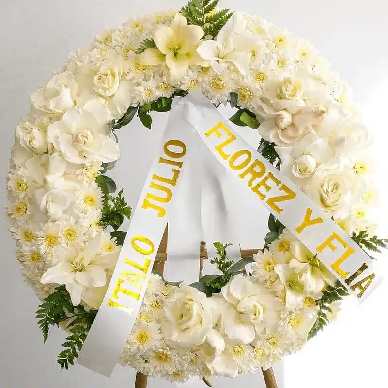 Ramo de flores tipo corona, para funeral. Floristería Exotic Flowers Bucaramanga.