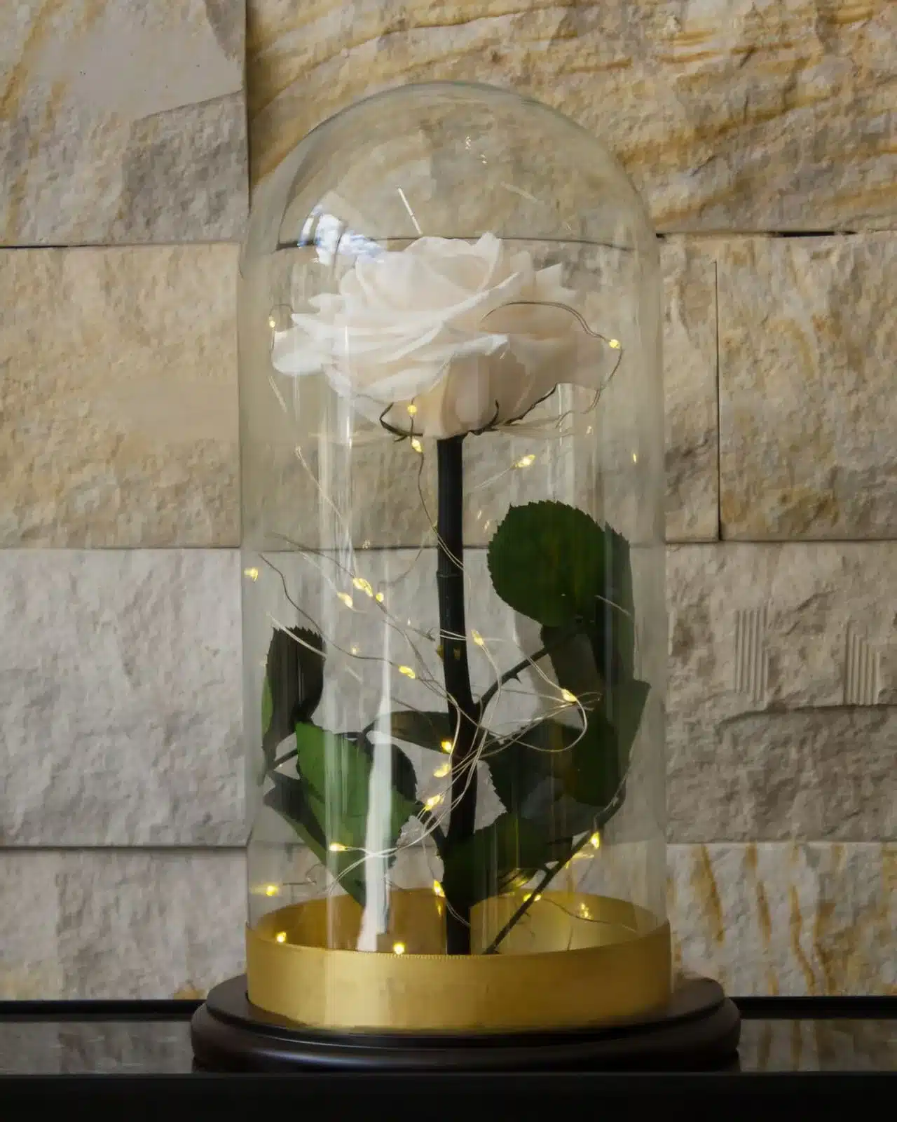 Rosa inmortalizada en cápsula de vidrio para condolencias y funerales en Bucaramanga, detalle floral fúnebre elegante con entrega a domicilio.