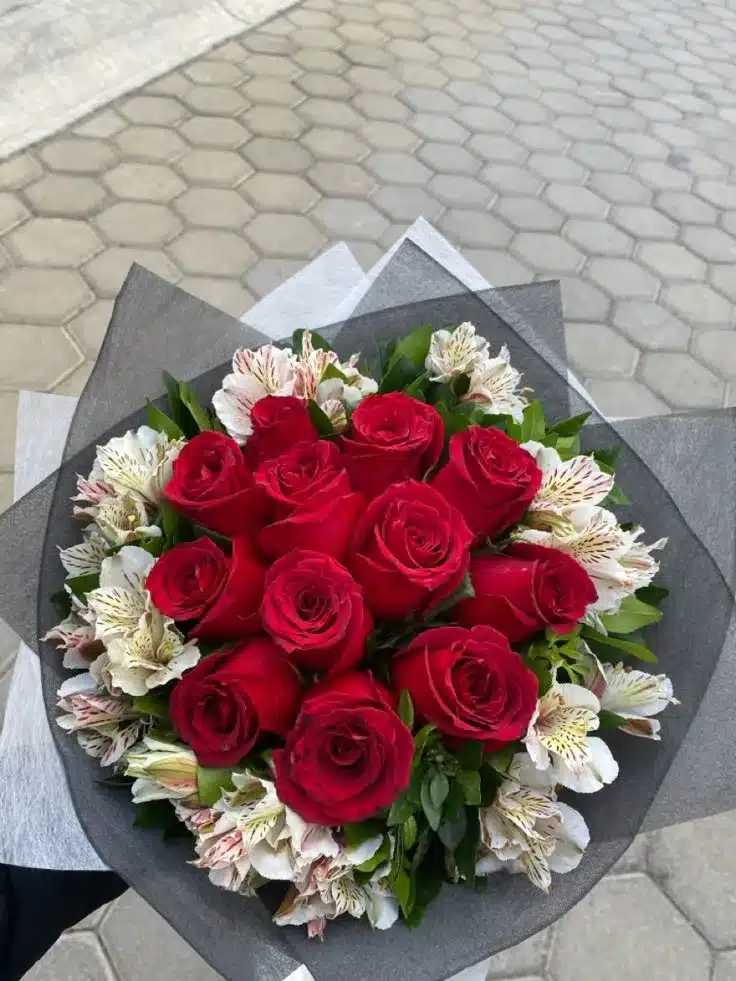 Arreglo Floral de Rosas y Follajes: Un Gesto que Habla del Corazón