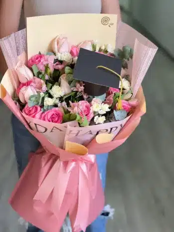 Arreglo Floral Delicado y Elegante para Graduación