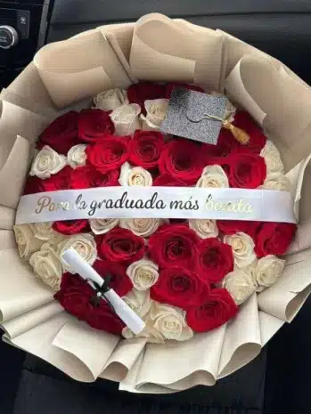 Arreglo Floral en Rosas para Celebraciones de Graduación Únicas