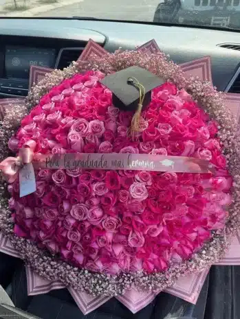 Bouquet Premium de 200 Rosas para Expresar Amor en su Día de Graduación