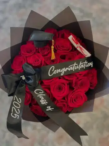 Bouquet de Rosas Rojas para Expresar Amor en su Gran Día de Graduación