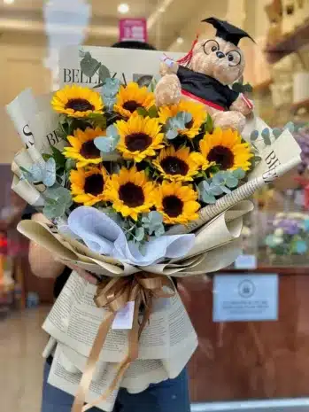 Bouquet de Girasoles y Peluche para una Graduación Radiante