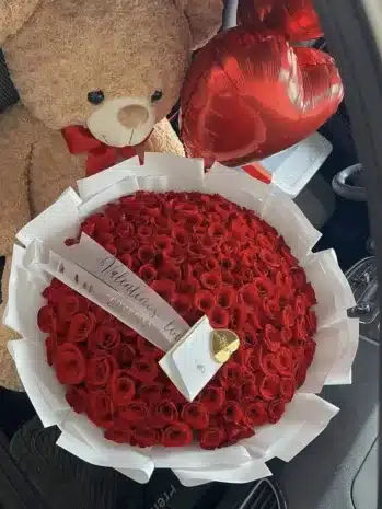 Bouquet de 100 Rosas y Peluche · Un Amor Que Lo Dice Todo