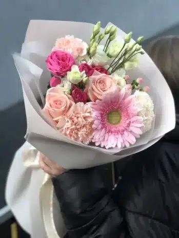 Arreglo Floral Armonioso de Claveles y Rosas | Para Expresarle Tu Admiración