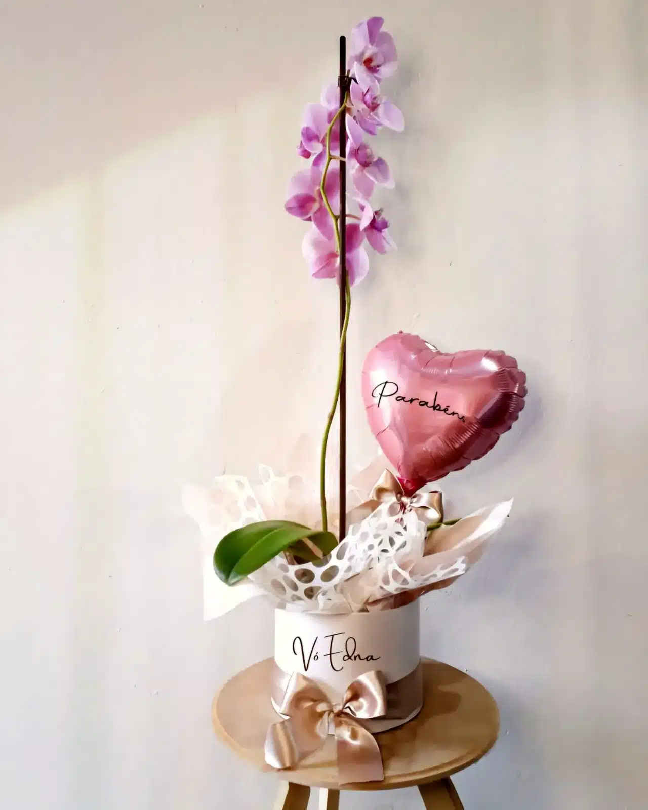 Planta de Orquídea con Globo: Un Regalo que Sorprende con Elegancia en Cumpleaños