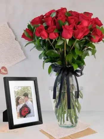Rosas rojas en jarrón, la opción perfecta para San Valentín. Ramos de Flores para San Valentín Bucaramanga. Floristería Exotic Flowers