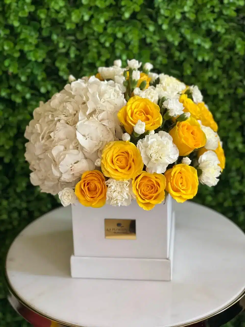 Arreglo Floral de Hortensias y Rosas Amarillas Elegante Día de la Madre