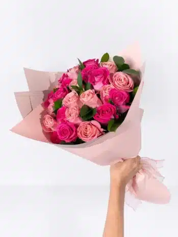 Arreglo Floral de Rosas Fucsia y Rosadas Elegante Día de la Madre