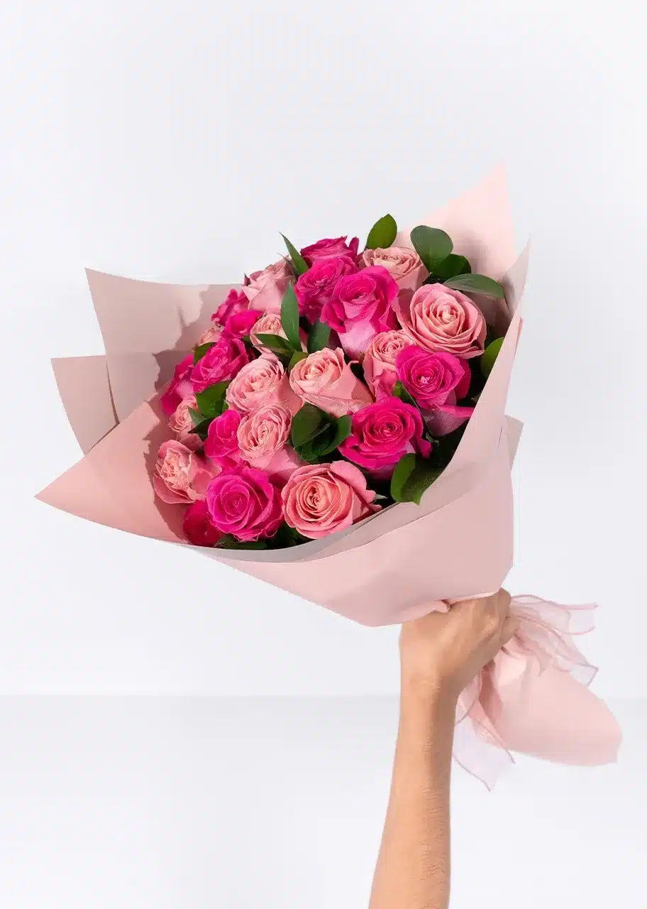 Arreglo Floral de Rosas Fucsia y Rosadas Elegante Día de la Madre