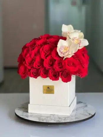 Ramo Floral de Rosas Rojas y Orquídeas Premium para Mamá