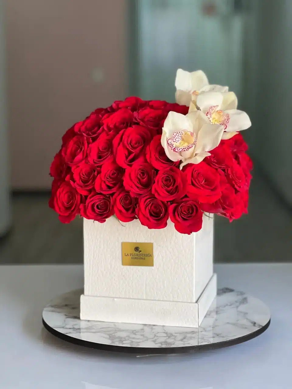 Ramo Floral de Rosas Rojas y Orquídeas Premium para Mamá