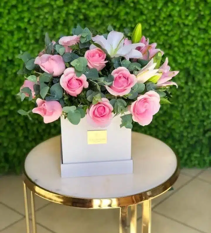 Arreglo Floral de Rosas Rosadas Elegante para Mamá