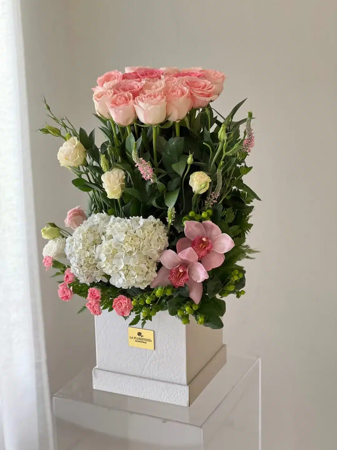Ramo de Flores en Rosas y Orquídeas Diseño Premium para Mamá