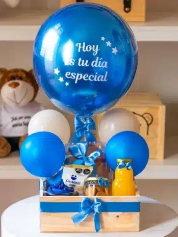 Desayuno sorpresa para hombre con frutas, chocolates, bebidas y decoración especial con entrega a domicilio en Bucaramanga.