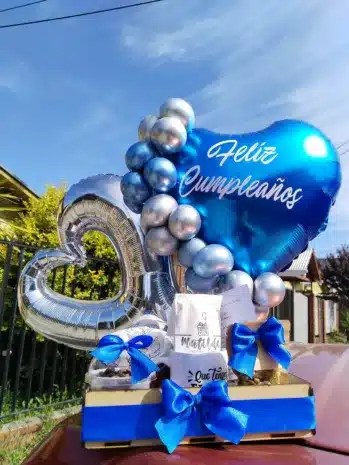 Desayuno sorpresa para esposo con chocolates, frutas, globos y desayuno especial a domicilio.