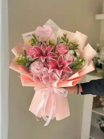 Bouquet Delicado de Rosas y Lirios para Regalar