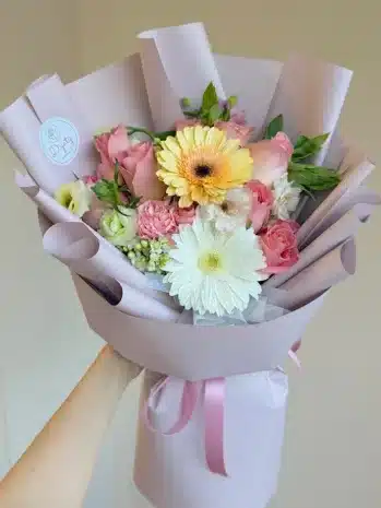 Arreglo Floral Hermoso de Gerberas y Rosas | Porque Alguien Como Ella Merece Algo Especial