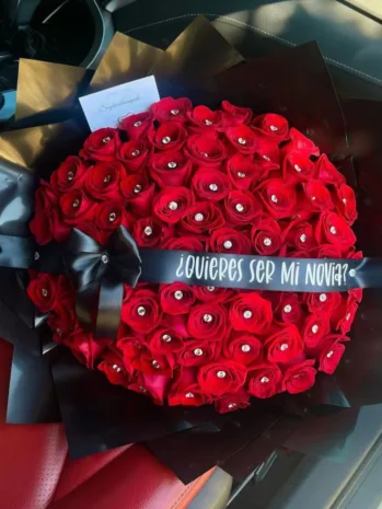 Bouquet de 100 Rosas para Formalizar su Amor