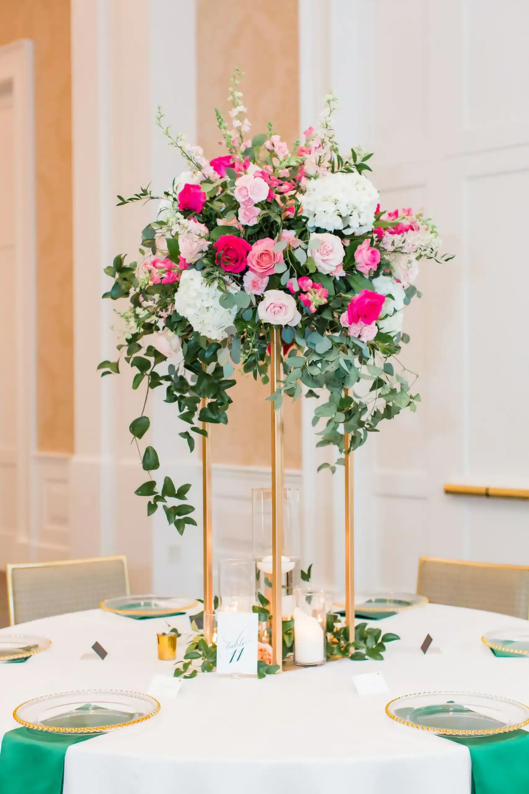 Centro de Mesa con Rosas y Hortensias para Celebrar con Distinción
