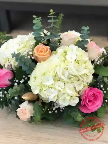 Centro de Mesa con Rosas y Hortensias para Celebraciones Exclusivas