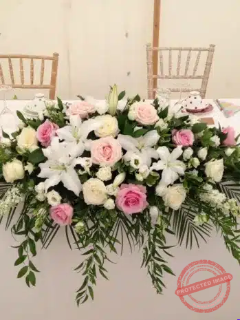 Centro Floral para Mesa Principal con un Toque Sofisticado