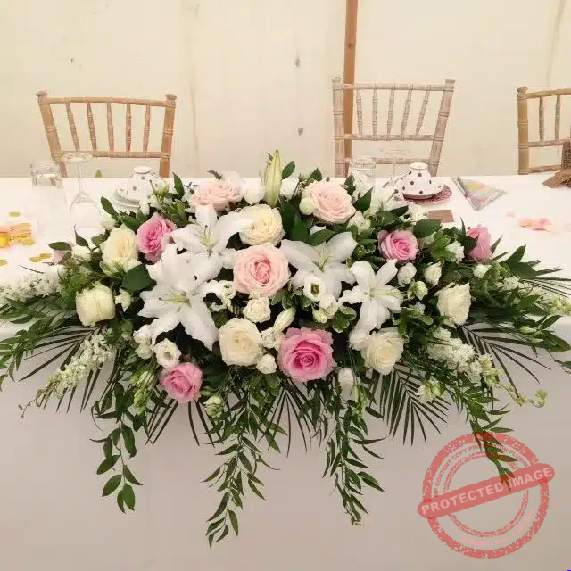 Centro Floral para Mesa Principal con un Toque Sofisticado