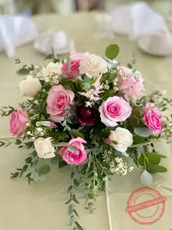 Centro de Mesa con Rosas para Celebrar un Día Inolvidable