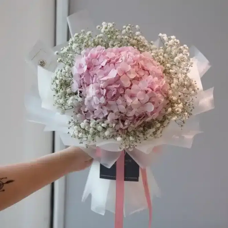 elegante bouquet sobrio de hortensias