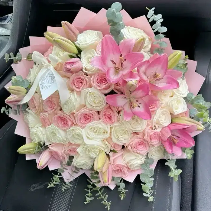 Elegante bouquet de rosas y lirios en floristería Exotic Flowers en Piedecuesta, ideal para ocasiones especiales